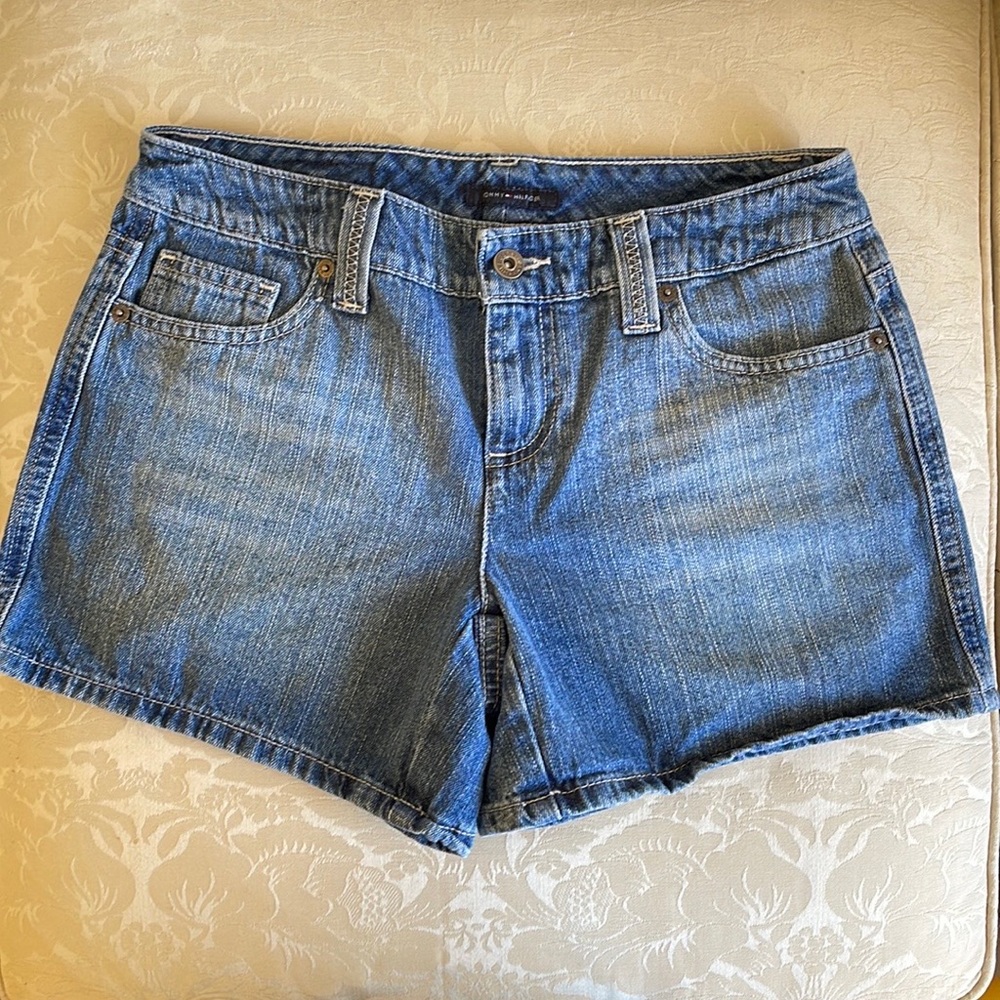 Vintage Tommy Hilfiger Jean Shorts. 90's style.  size 4